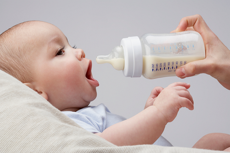 Baby mit Fläschchen mit Milch